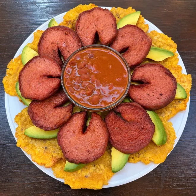 salami-dominicano-plancha-patacones_www.dcarnilsa.com